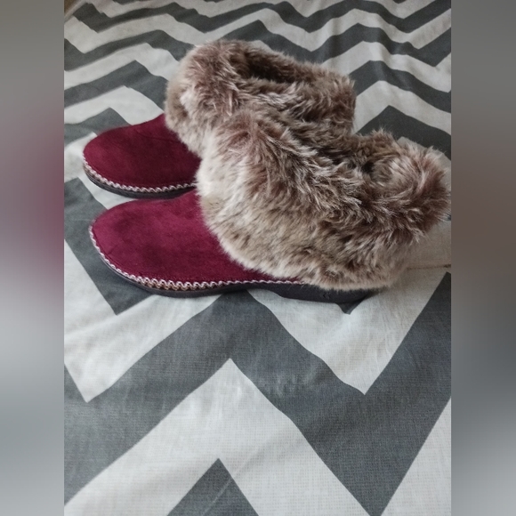 Women's Isotoner Deep Burgundy Woodland Fur Slippers, NWOT. - Picture 2 of 4